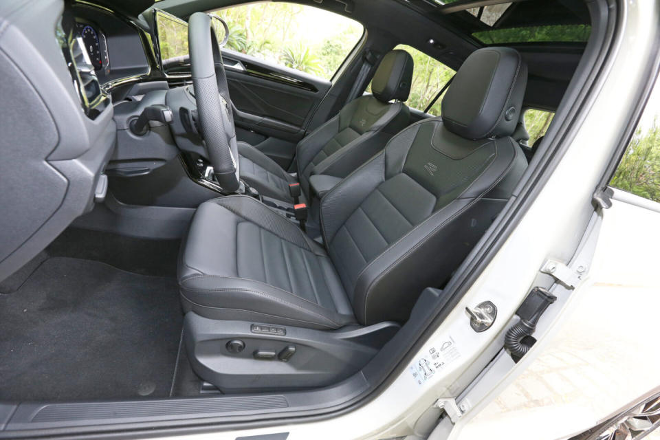 330 TSI標配Nappa Carbon碳纖維紋運動型真皮座椅，點綴運動氣息且提供一定包覆性。