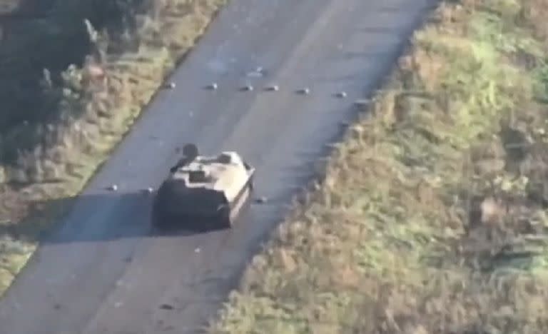 La explosión de un tanque ruso al pasar sobre una visible hilera de minas