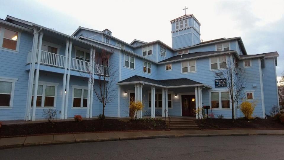 PHOTO: The Grants Pass Gospel Rescue Mission offers beds, meals and religious services to unhoused people in need. (ABC News)