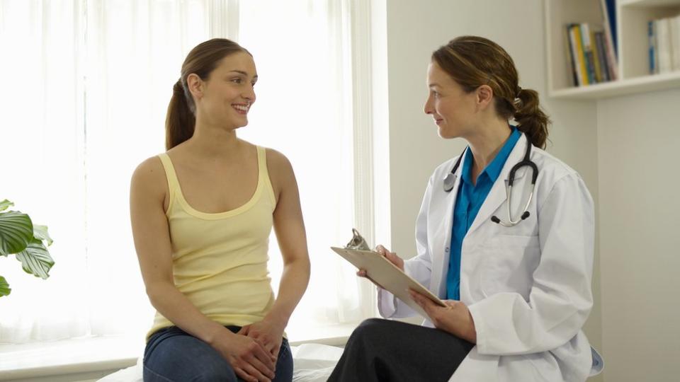 Mujer durante una visita médica