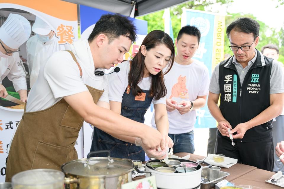 《圖說》高虹安市長動手製作烘焙甜點。（圖／新竹市政府提供）