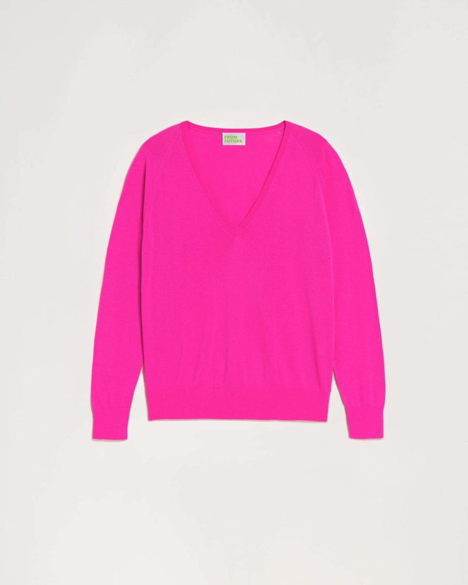 <p>71,20€</p><br><a href="https://www.fromfuture.com/collections/pulls-laine-merinos-femme/products/col-v-oversize-ice-wool-s22-femme-summer-fuchsia?variant=47003549663566" rel="nofollow noopener" target="_blank" data-ylk="slk:Acheter;elm:context_link;itc:0;sec:content-canvas" class="link ">Acheter</a>