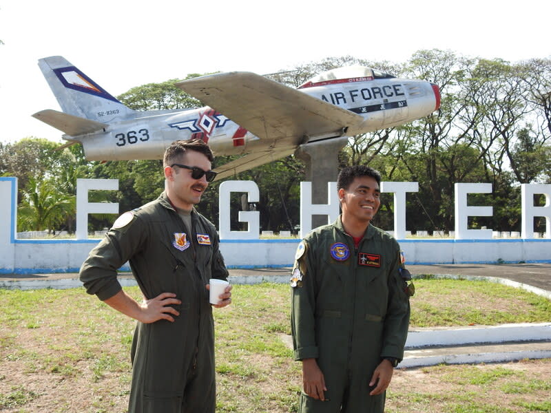 菲美空軍「雷霆對抗」演習 菲律賓空軍11日開放媒體赴巴塞空軍基地採訪菲美空 軍「雷霆對抗」第一階段演習。圖為參與演習的菲美 兩國軍人。 中央社記者陳妍君巴塞空軍基地攝  113年4月11日 