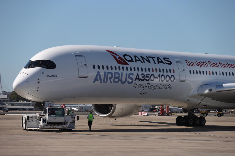 澳洲航空因勞動力不足，要求經理和高管到機場協助搬運行李。   圖:翻攝自澳航推特