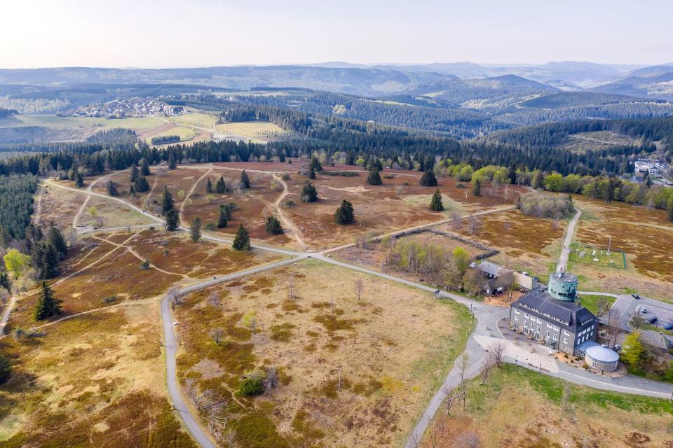 <p>Der Kahle Asten ist mit 842 Meter Höhe zwar nicht der höchste Berg, aber der berühmteste im Rothaargebirge. Der Berg liegt bei Winterberg im Hochsauerland und wird bei Wettermeldungen erwähnt. Denn auf dem Gipfelplateau befindet sich eine permanent besetzte Wetterwarte. Dort steht auch ein Aussichtsturm, der im besten Fall eine Sicht bis zum 163 Kilometer entfernten Brocken im Harz liefert. (Bild: iStock / Teka77)</p> 