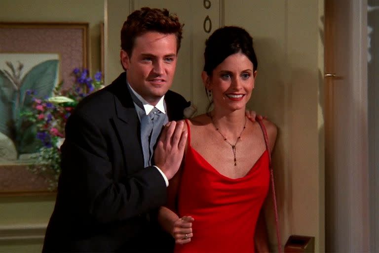 Perry y Cox, en la piel de Chandler y Monica, en un episodio de Friends