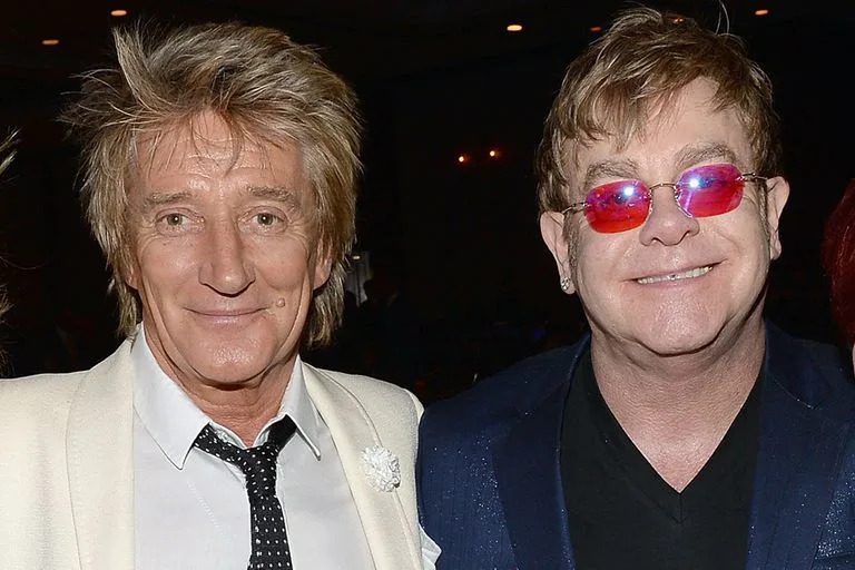 Rod Stewart y Elton John eran grandes amigos antes de distanciarse en 2018. Además de la música, los cantantes compartían su gran pasión por el fútbol