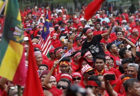 "Red Shirt" demonstrators gather for a rally to celebrate Malaysia Day and to counter a massive protest held over two days last month that called for Prime Minister Najib Razak's resignation over a graft scandal, in Malaysia's capital city of Kuala Lumpur September 16, 2015. REUTERS/Olivia Harris