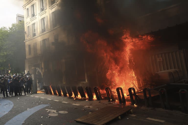 En toda Francia, miles de personas marcharon en lo que los sindicatos esperan que sean las mayores manifestaciones del Primero de Mayo del país en años, movilizadas contra la reciente medida del presidente Emmanuel Macron de aumentar la edad de jubilación de 62 a 64 años.