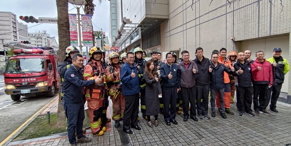 此次演練由消防局副局長陳崇岳主持，演練模擬環球購物中心地下停車場發生火警。   圖：新北市消防局提供