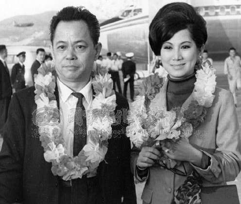 1967年11月，作曲家周藍萍與凌波合攝於台北松山機場。周藍萍是電影《梁祝》的一大功臣，《綠島小夜曲》亦是他的名作。(圖/曹郁美)