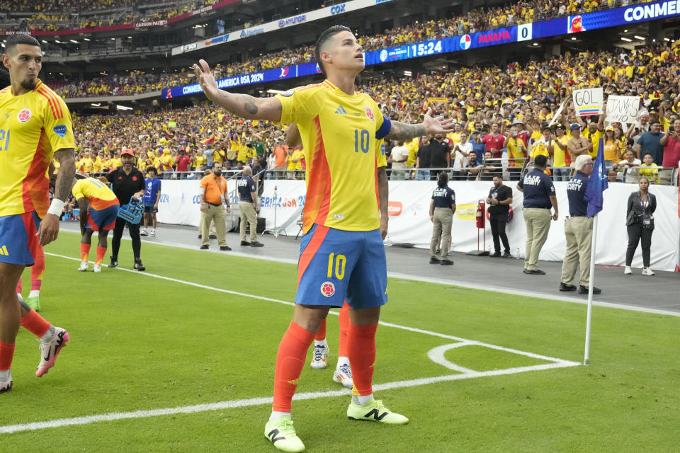 James Rodríguez celebra tras anotar el segundo gol de Colombia en la victoria 5-0 ante Panamá por los cuartos de final de la Copa América, el sábado 6 de julio de 2024, en Glendale, Arizona. (AP Foto/Rick Scuteri)