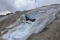 <p>Fragilisée par le réchauffement climatique depuis des décennies ainsi qu'une vague de chaleur, une partie du glacier de la Marmolada s’est effondrée dimanche.</p>