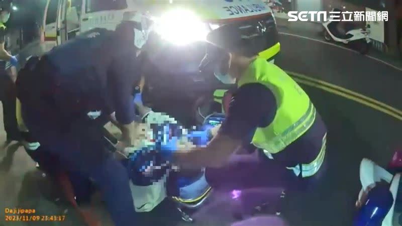 警員協助進行CPR。（圖／翻攝畫面）