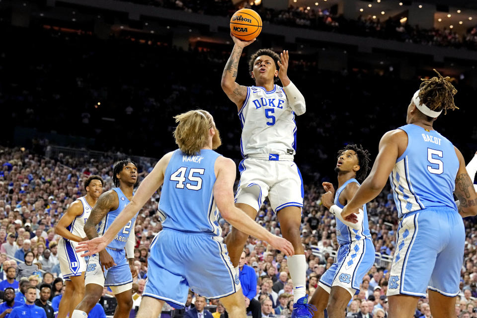 Duke forward Paolo Banchero shoots against North Carolina during the 2022 NCAA men's Final Four. (Robert Deutsch/USA TODAY Sports)