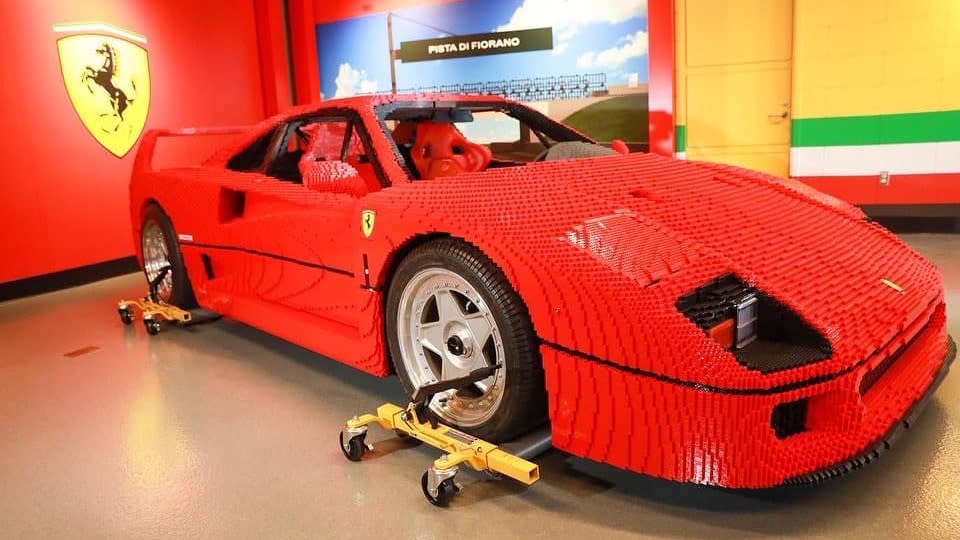 而Ferrari F40複製車是設計師與團隊花費了1,800個小時進行開模研究，另外又花費了1,900個小時進行打造。(圖片來源/ Lego FB)