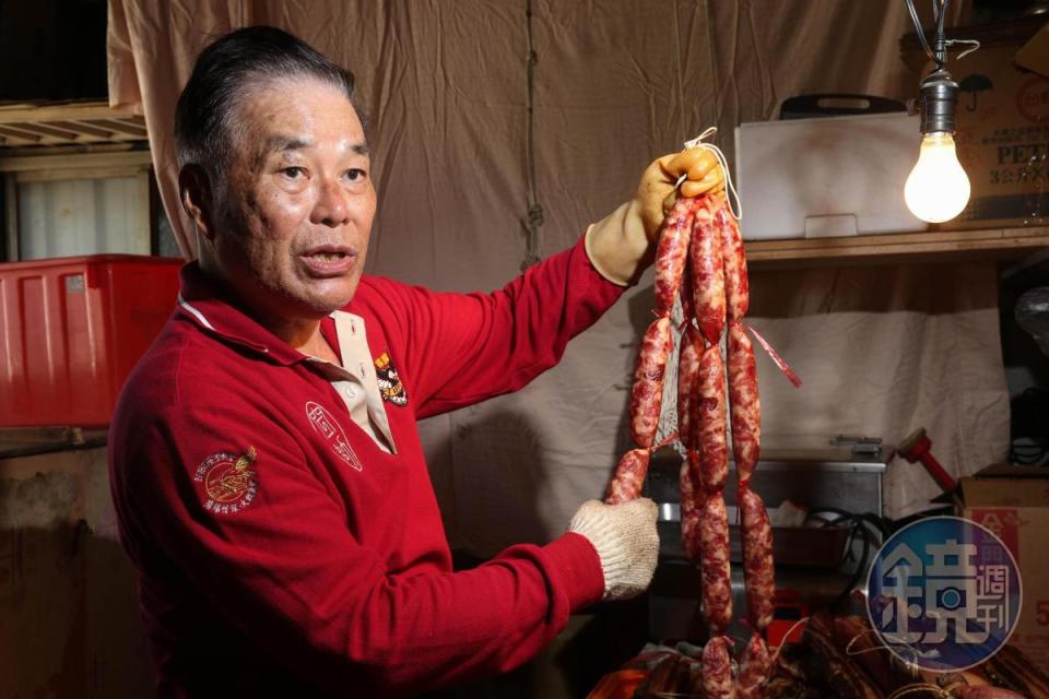 田定忠製作湖南臘味40年，如今在網路社團上賣起家鄉味。