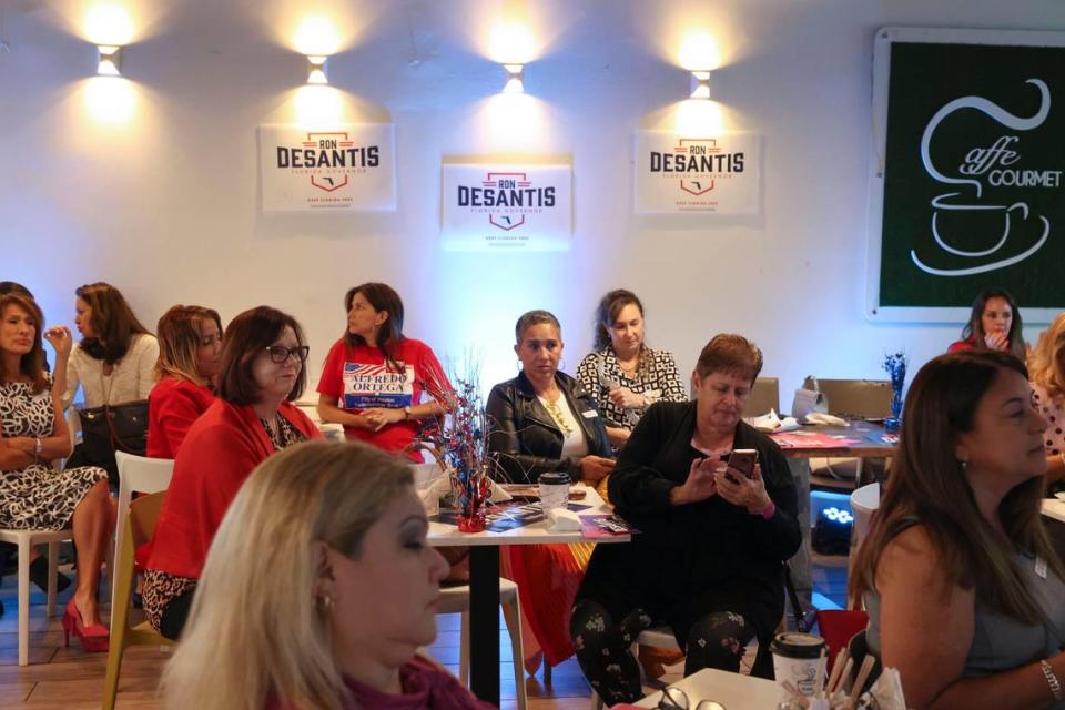 Principalmente mujeres asisten a una reunión de Republican Amigos para el grupo de base del Partido Republicano antes de las elecciones intermedias en el Caffe Gourmet, el miércoles 19 de octubre de 2022, en Weston, Florida.