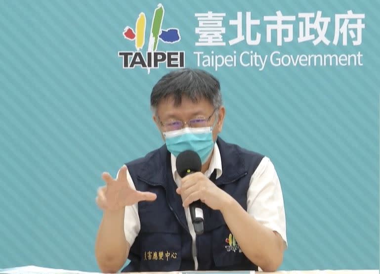 台北市長柯文哲說，北市維持低度感染可逐步解封，從戶外餐廳開放內用。（截圖直播畫面）