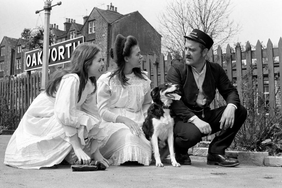 Le tournage de The Railway Children sur place à Oakworth dans le West Yorkshire.  L'acteur Bernard Cribbins avec les actrices Sally Thomsett (à gauche) et Jenny Agutter.  (Photo de PA Images via Getty Images)