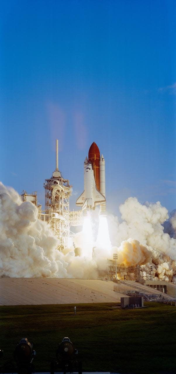 STS-41 Discovery, Orbiter Vehicle (OV) 103, lifts off from the Kennedy Space Center (KSC) Launch Complex (LC) Pad 39 mobile launcher platform at 7:47 am (Eastern Daylight Time (EDT)).