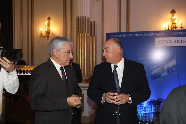 El embajador de Estados Unidos Marc Stanley junto a personalidades en la Cena Anual de CEA 2022, el el Alvear Palace