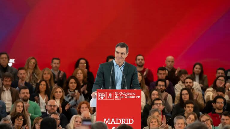 El presidente de España participó de un acto junto a miembros de su partido.