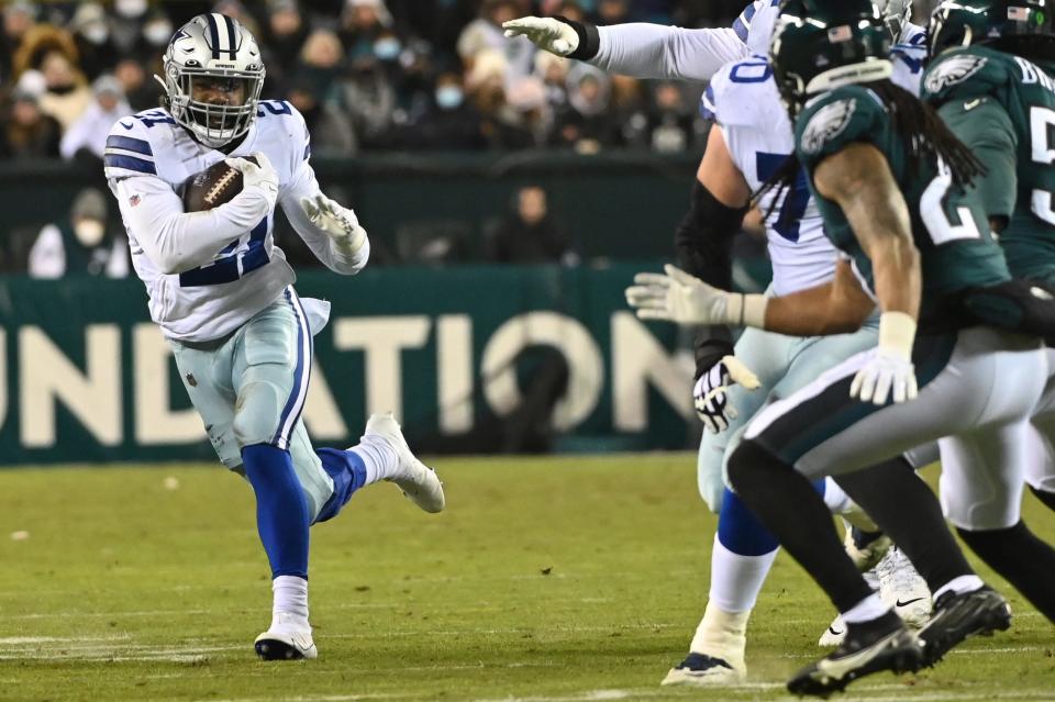 Dallas Cowboys running back Ezekiel Elliott (21) carries the ball as Philadelphia Eagles defensive back Andre Chachere (21) defends during the second quarter at Lincoln Financial Field.