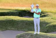 <p>Le golfeur américain a remporté la 117<sup>e</sup> édition de l’US Open qui s’est déroulée cette année au golf d’Erin Hills (Wisconsin). Il remporte le trophée revenu à Dustin Johnson l’an dernier en signant un score de -16, il vient alors égaliser le record de l’US Open établi par Rory McIllroy en 2011. A seulement 27 ans, Brooks Koepka, qui a entamé le quatrième et dernier jour à -11, est venu aligner 3 birdies aux 14<sup>e</sup>, 15<sup>e</sup> et 16<sup>e</sup> trous ce qui lui assura la victoire. Il termine avec 4 coups d’avance sur les deuxièmes, Matsuyama et Harman. Cette victoire a été saluée par les plus grands comme Furyk, Nicklaus, Player ou des précédents vainqueurs de ce tournoi du Grand Chelem. Reste à voir si ce nouveau “grand” a les épaules pour le British Open dès le 16 juillet prochain au Royal Birkdale. (Crédit : Getty) </p>