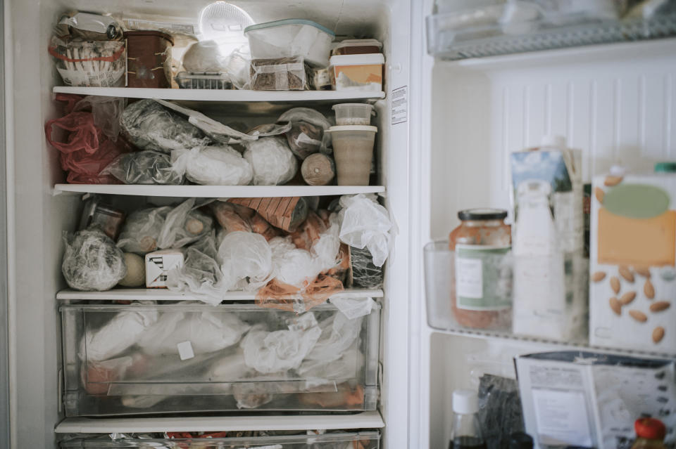 許多人把冰箱當成無限制的儲藏櫃，永遠塞好塞滿，導致冰箱冷藏效果不佳，更變成超耗電電器。（圖片來源：Getty Image）