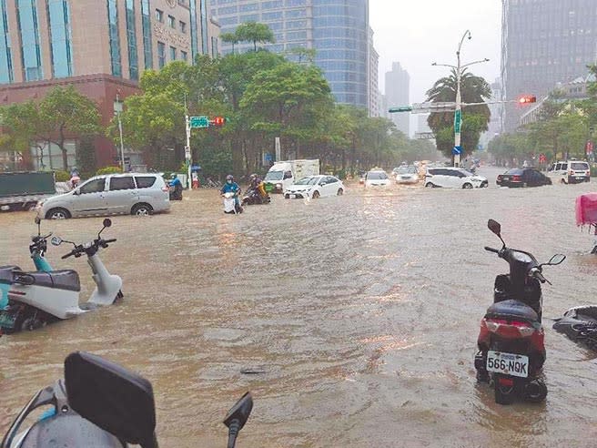 今年6月信義區忠孝東路松仁路口淹水，機車慘泡在水中。（本報資料照片）