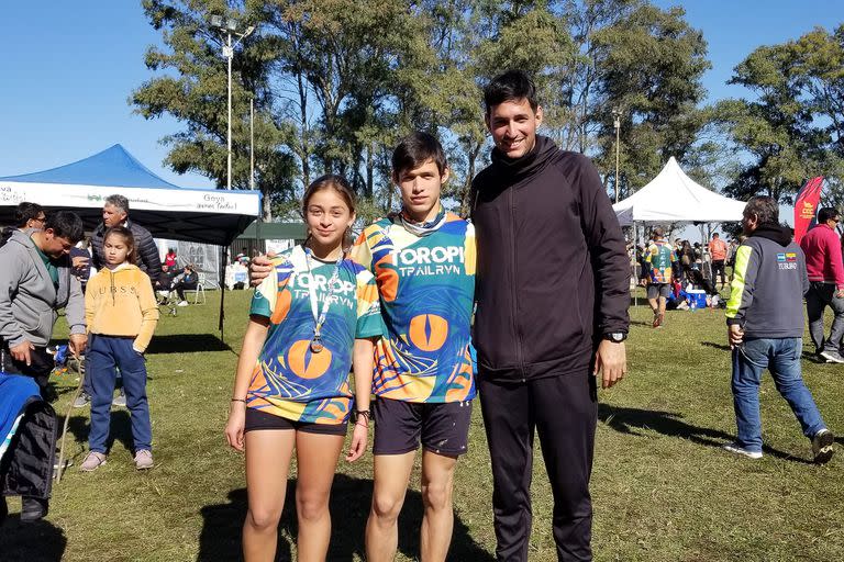 Priscila Romero y Gonzalo Guzmán junto a su entrenador, Germán Sánchez