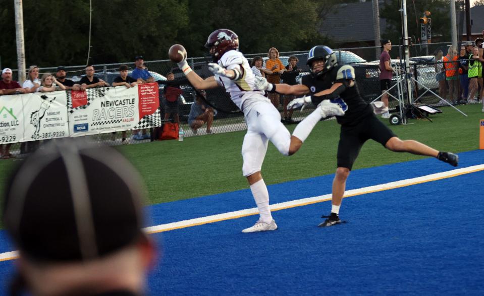 Blanchard's Hudsen Periman catches a pass from Carson Cooksey on a two-point conversion during Friday's game in Newcastle.