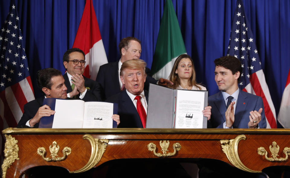 El presidente Donald Trump, el primer ministro de Canadá Justin Trudeau, a la derecha, y el presidente de México, Enrique Peña Neto, a la izquierda, participan en la ceremonia de firma de la T-MEC, el viernes 30 de noviembre de 2018 en Buenos Aires, Argentina. (AP Foto / Pablo Martinez Monsivais)