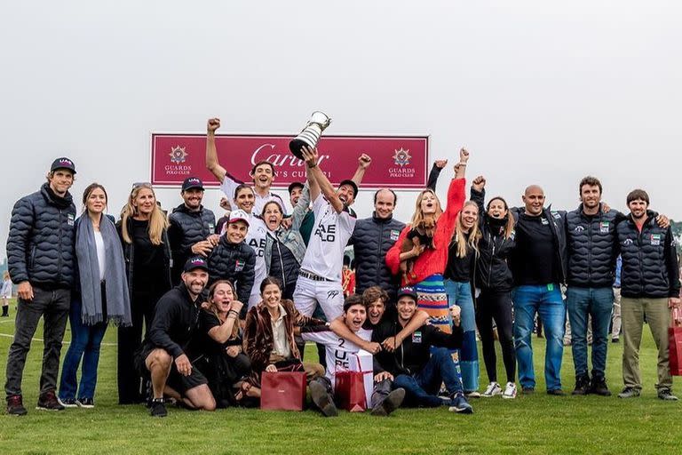 La Copa de la Reina en alto en manos de Pablo "Polito" Pieres, el líder de UAE en la cancha; alrededor de él, Lucas Monteverde, la patrona Maitha Mohammed Rashid Al Maktoum, Tomás Beresford, Tomás Panelo y allegados al equipo emiratí y a sus jugadores.