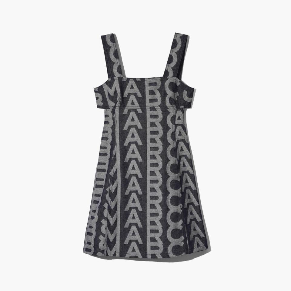 Marc Jacobs Monogram丹寧系列洋裝。NT$19,900。（俊思提供）