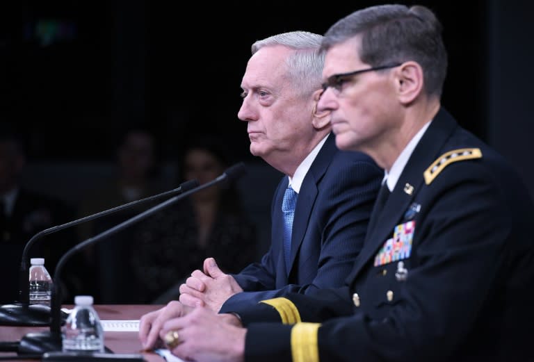Le secrétaire américain à la Défense Jim Mattis (g) au côté du responsable du commandement central des États-Unis (Centcom), Joseph Votel, à Washington le 11 avril 2017