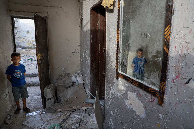 Imagen del 29 de octubre de 2023 de un niño visto entre los escombros de edificios destruidos en ataques aéreos israelíes, en la ciudad de Khan Younis, en el sur de la Franja de Gaza.
