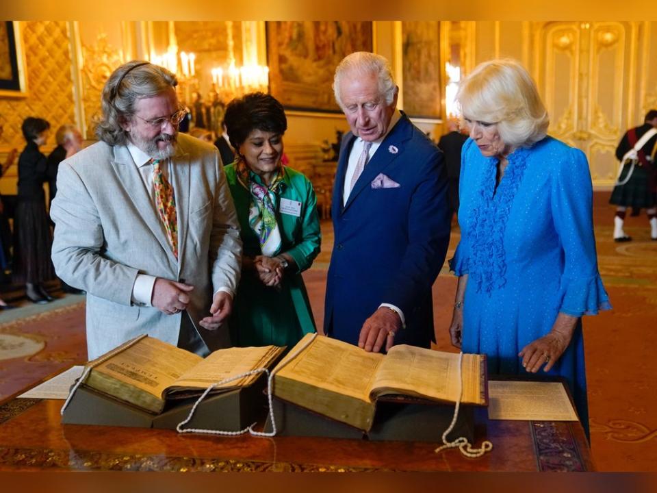 Charles und Camilla bestaunten eine Kopie von Shakespeares erster Gesamtausgabe, die sieben Jahre nach dem Tod des Dramatikers erschien. (Bild: imago/Avalon.red)