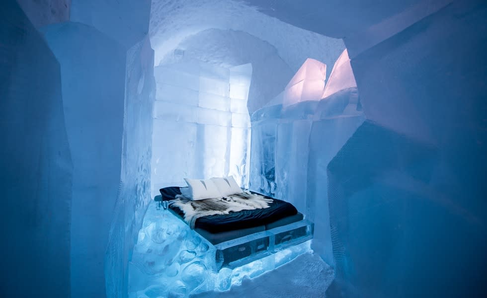 Doesn't that look refreshing? - Luca Roncorong & Dave Ruane ,www.icehotel.com, photo by Asaf Kliger.