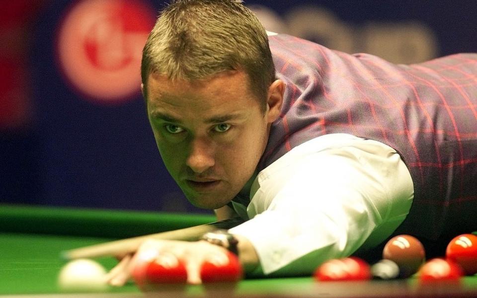 Preston/Hendry...Stephen Hendry in action against Mark Williams during The LG Cup match at The Guild Hall, Preston, Friday 19th October 2001 - Gareth Copley /Gareth Copley 