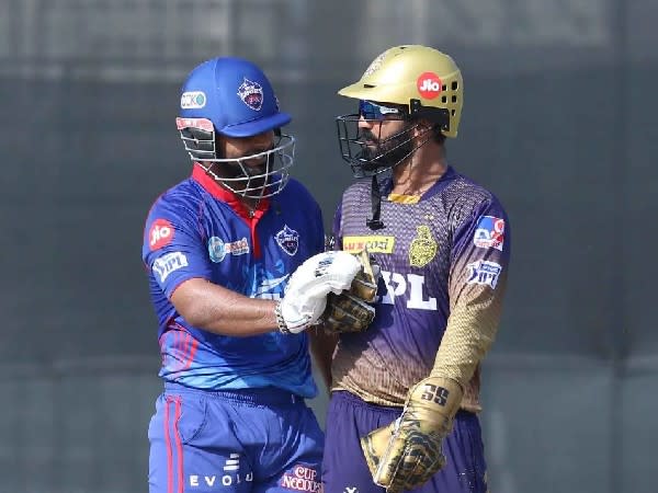 DC skipper Rishabh Pant speaks to Dinesh Karthik. (Photo/ Sportzpics for IPL)