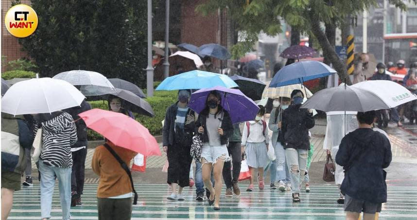 北台灣遭雨彈狂炸。（圖／劉耿豪攝）