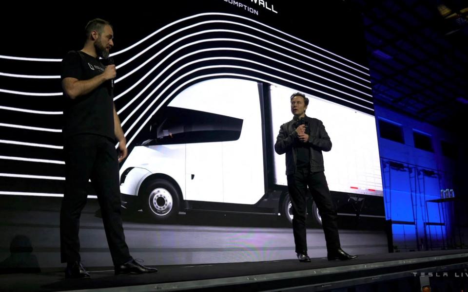 Elon Musk nthuav tawm Tesla Semi electric tsheb hauv Nevada - Tesla