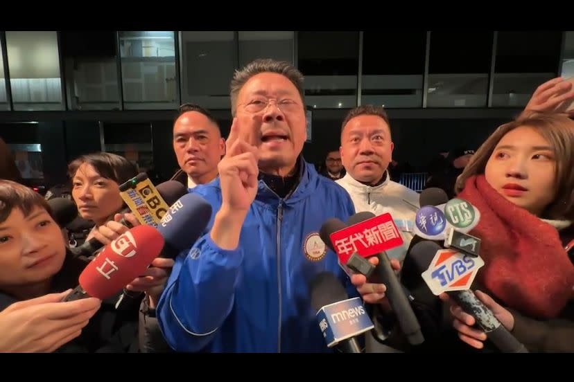 3名中國籍抗議人士與台灣媒體為「總統」二字吵了起來。