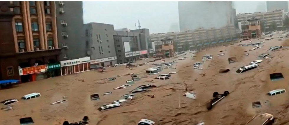 Zhengzhou, ville de 10 millions d'habitants à 700 km au sud de Pékin, a reçu en l'espace de trois jours l'équivalent de près d'un an de pluie, selon les services météorologiques.
