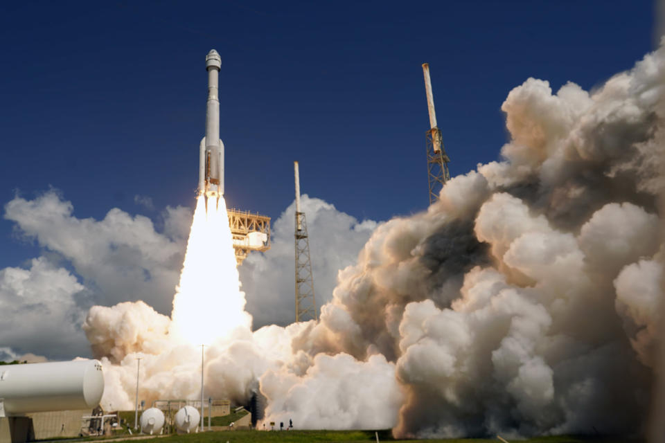 Boeings Starliner-Kapsel auf einer Atlas-V-Rakete hebt vom Space Launch Complex 41 der Raumstation Cape Canaveral in Cape Canaveral, Florida, ab (John Raoux/AP-Datei)