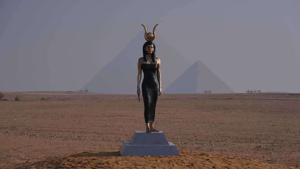 Egyptian Woman in the Form of the Goddess Hathor by Carole A. Feuerman - Courtesy CulturVator - Art D'E