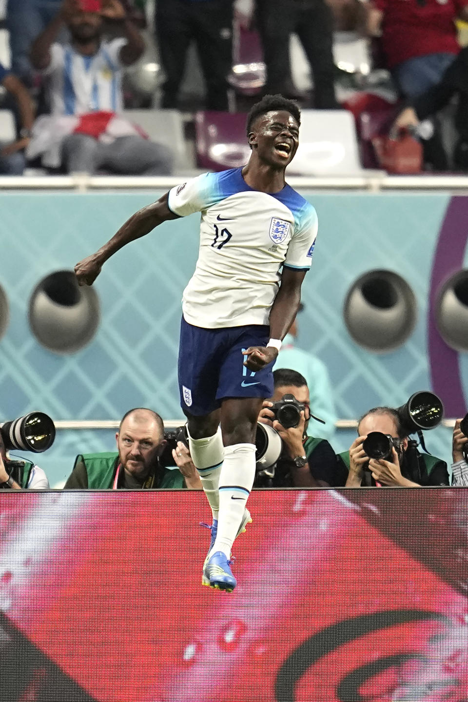 Bukayo Saka celebra tras anotar el segundo gol de Inglaterra ante Irán en el partido del Grupo B del Mundial, el lunes 21 de noviembre de 2022. (AP Foto/Abbie Parr)