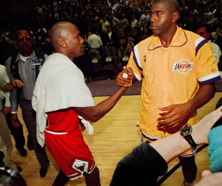 Encuentro de gigantes: el saludo de Michael Jordan y "Magic" Johnson, en un duelo de febrero del 96